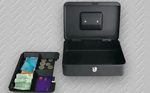 Caja de dinero con la charola removida a un lado